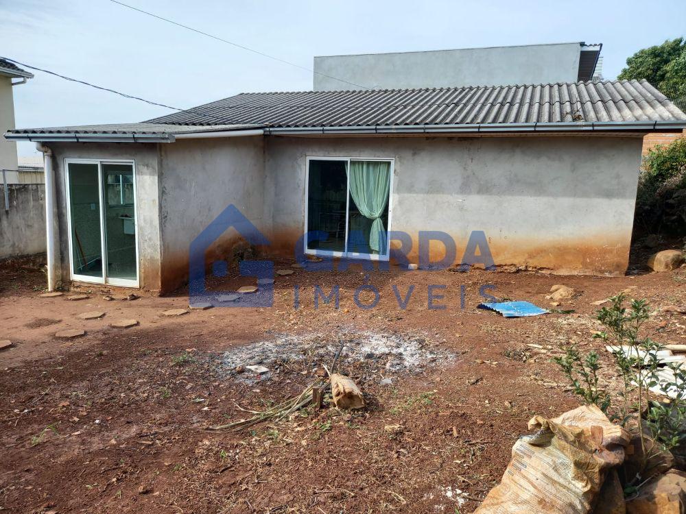 Casa bem centralizada com asfalto e amplo terreno