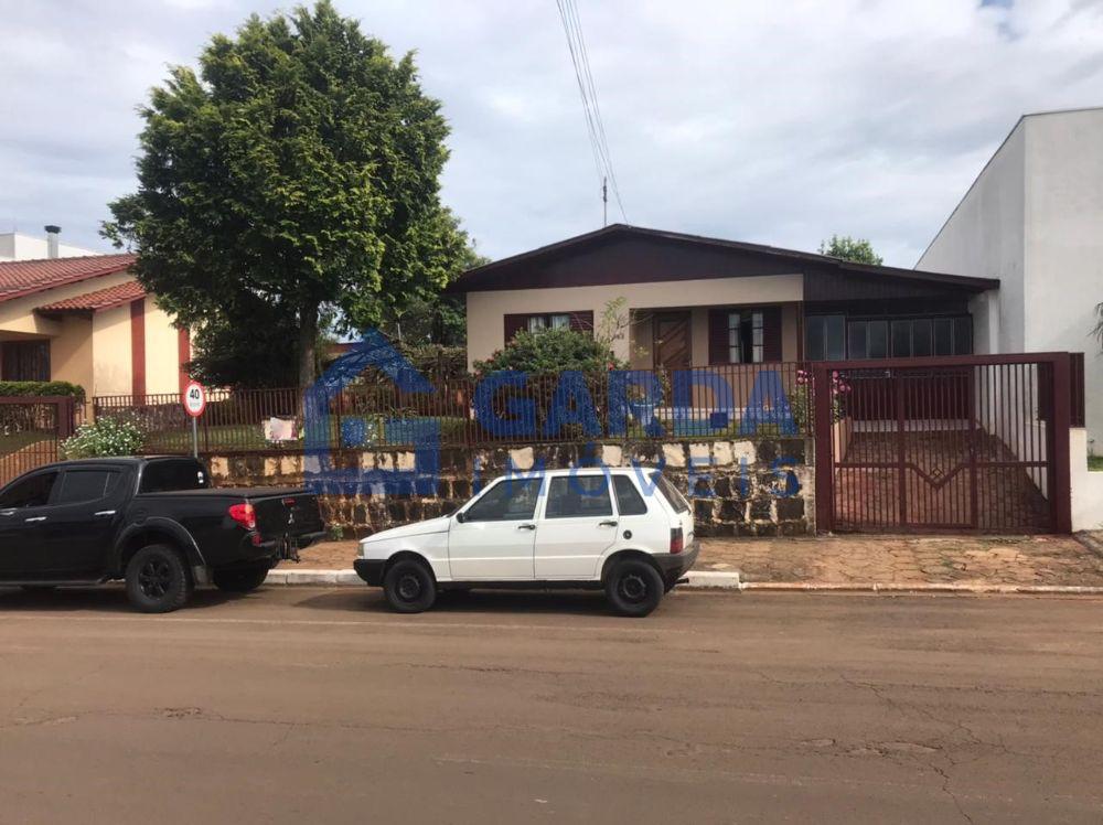 Casa no centro com localizao comercial .