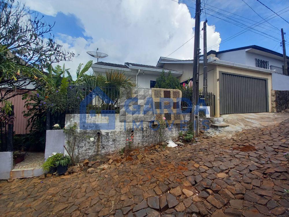 Casa bem localizada prximo das lojas e do Centro