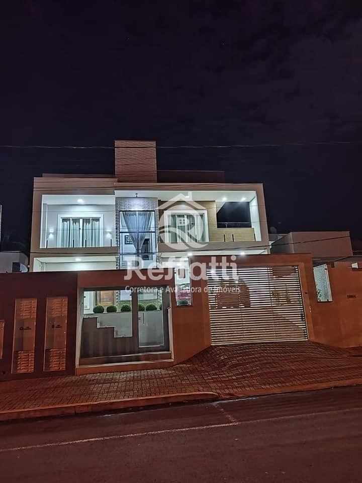 Sobrado de alto padrão com móveis Planejados Localizado no Bairro Luther King em