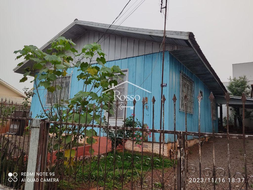 Terreno com Casa de Madeira no Cidade Alta