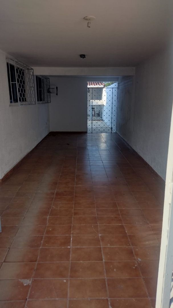 Casa com 3 dormitórios à venda por R$ 650.000,00 - Bancários -...