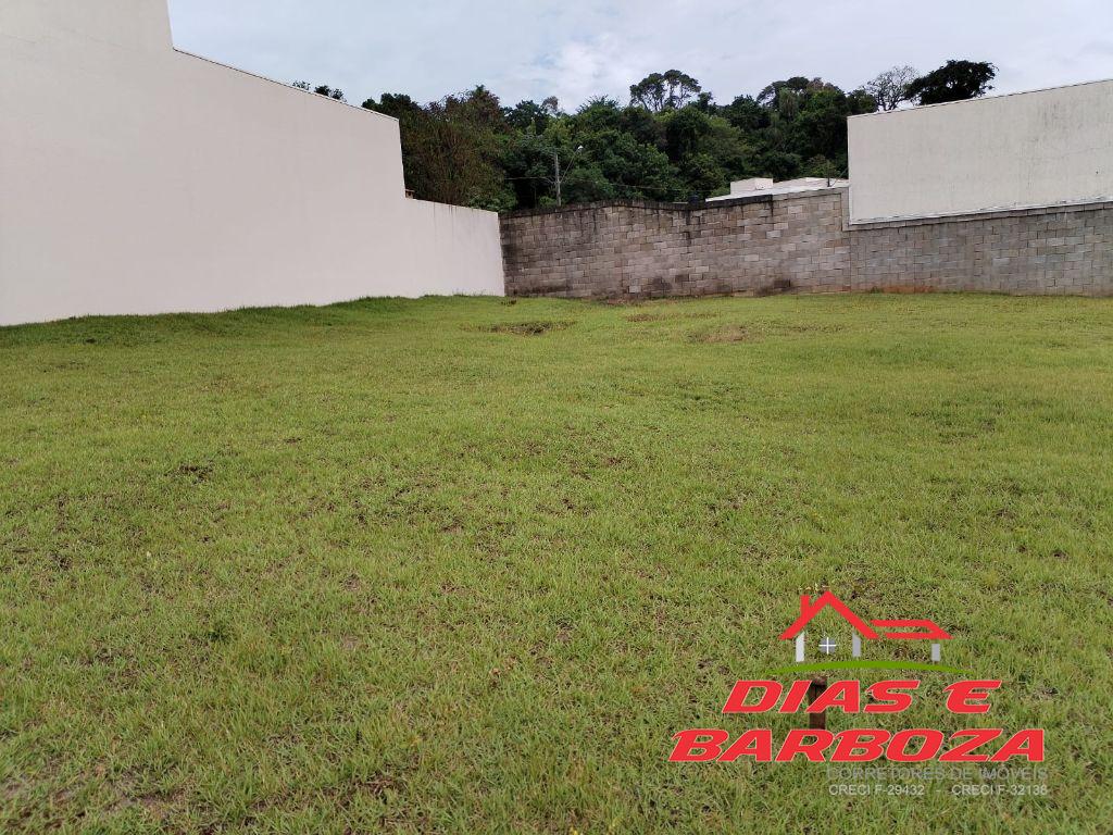 Lote de 242m, Localizado no condomnio em Ampre.