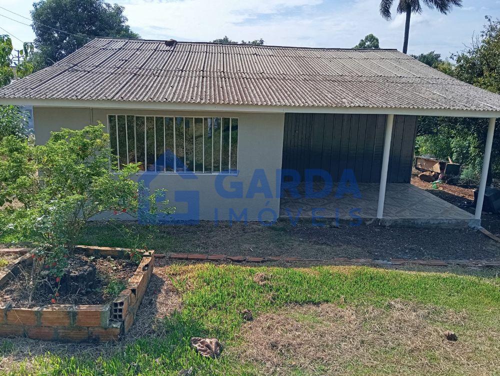 Casa com amplo terreno 