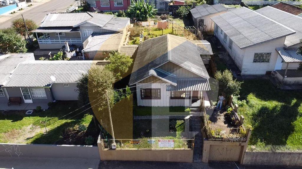 VENDE-SE CASA DE MADEIRA COM TERRENO AMPLO