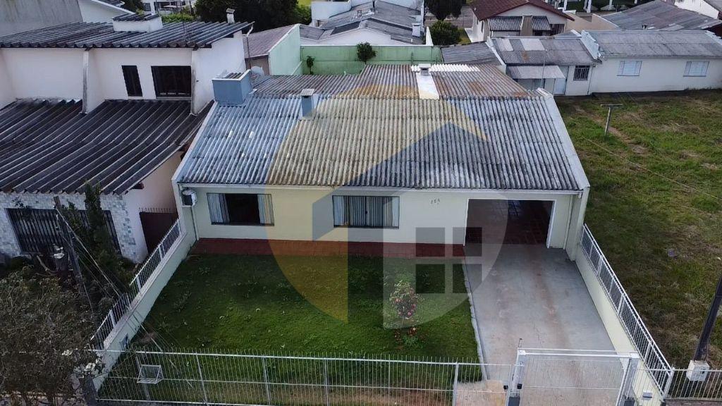 VENDE-SE CASA COM TERRENO AMPLO  