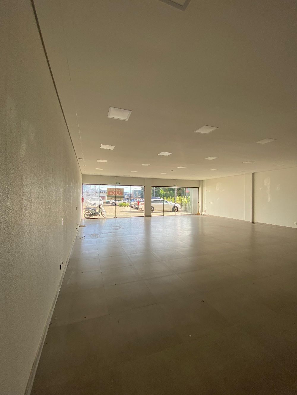 SALA COMERCIAL NOVA DISPONÍVEL PARA LOCAÇÃO