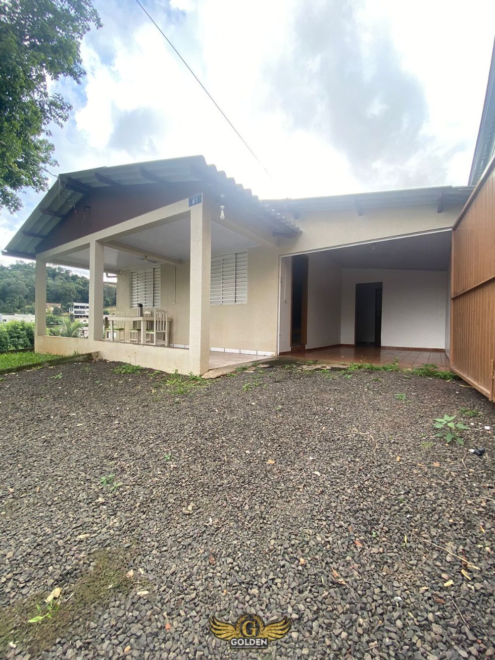 CASA COM AMPLO TERRENO NO BAIRRO CRISTO REI