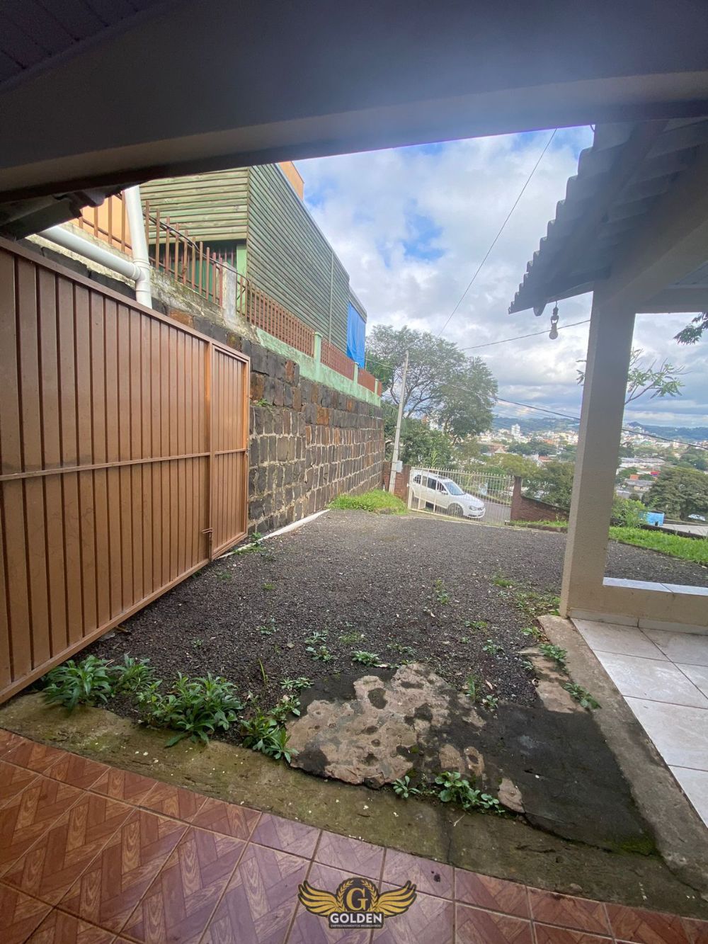 CASA COM AMPLO TERRENO NO BAIRRO CRISTO REI