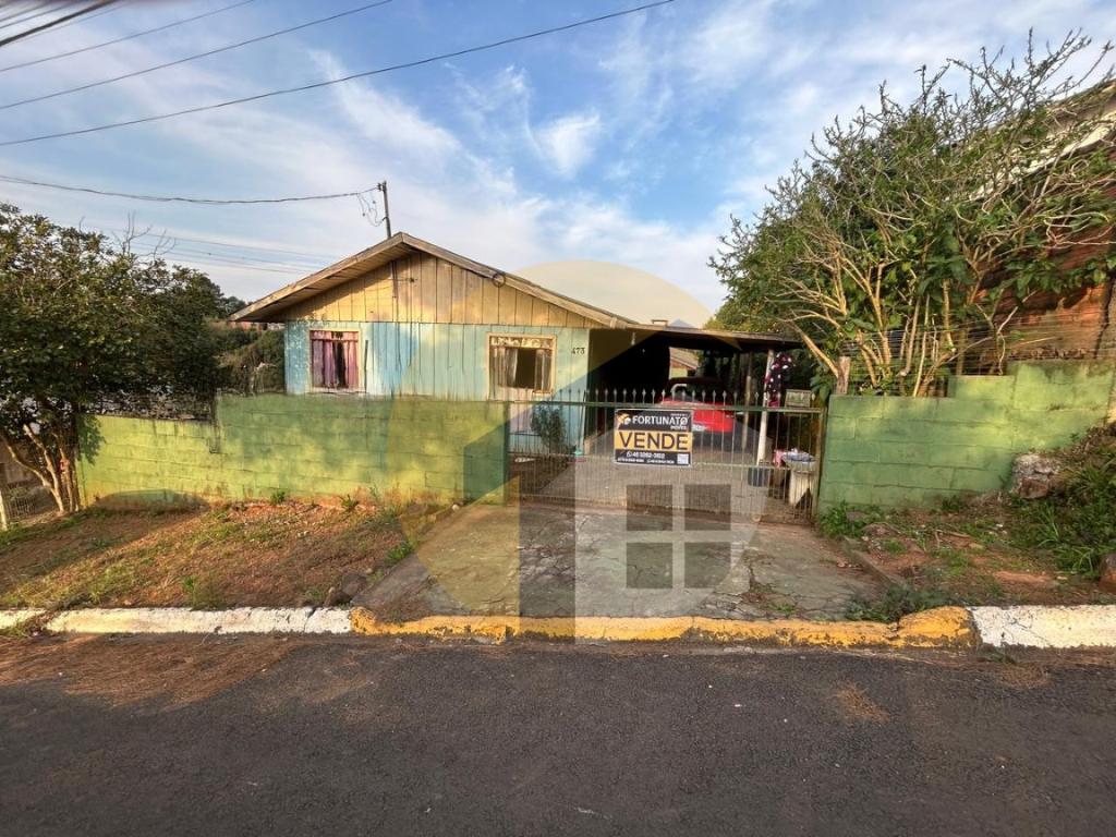 VENDE-SE CASA COM AMPLO TERRENO