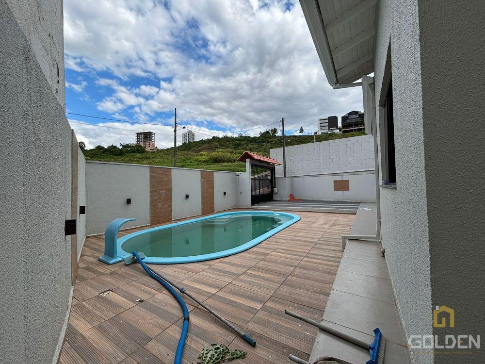 CASA COM PISCINA NO BAIRRO INDUSTRIAL