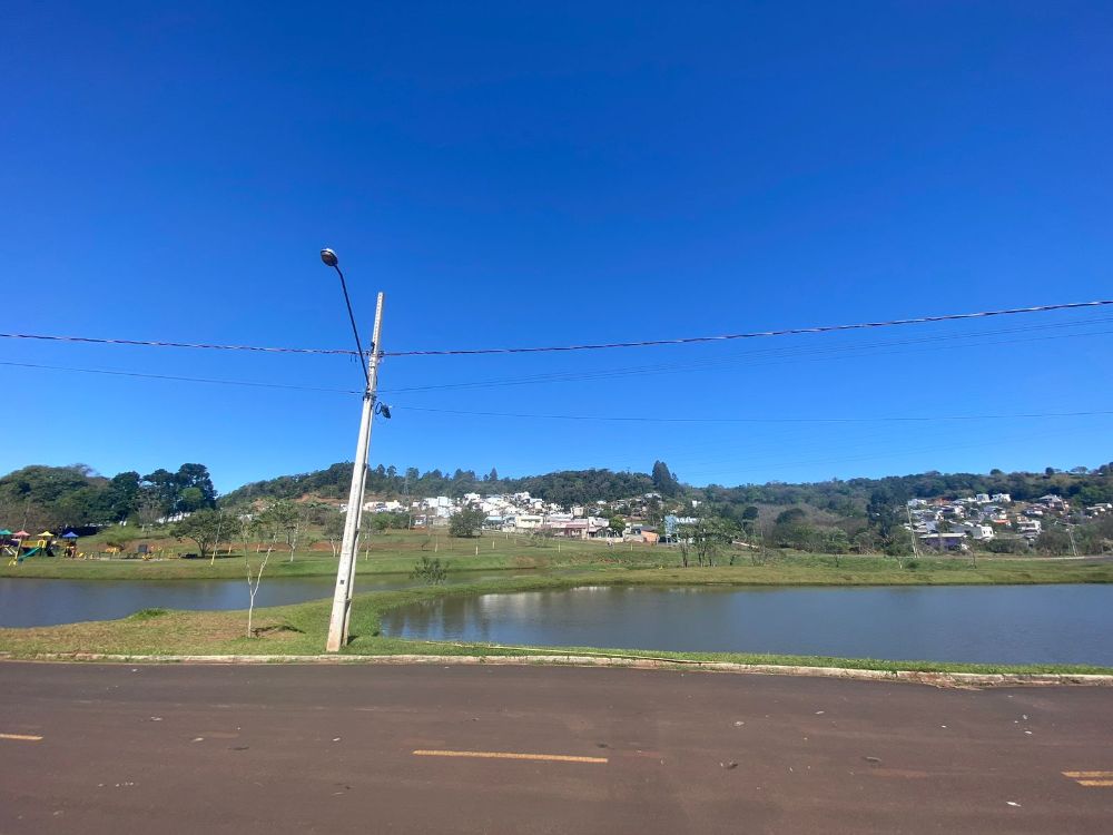 TERRENO DE ESQUINA DE FRENTE PARA O LAGO DO PINHEIRINHO