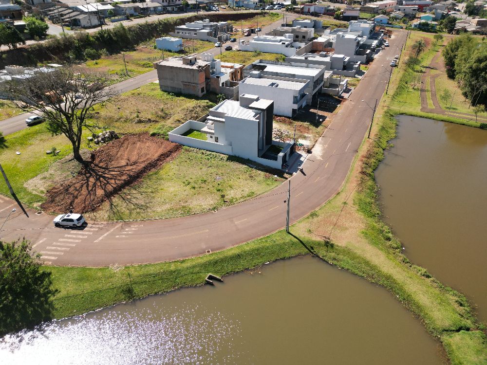 TERRENO DE ESQUINA DE FRENTE PARA O LAGO DO PINHEIRINHO