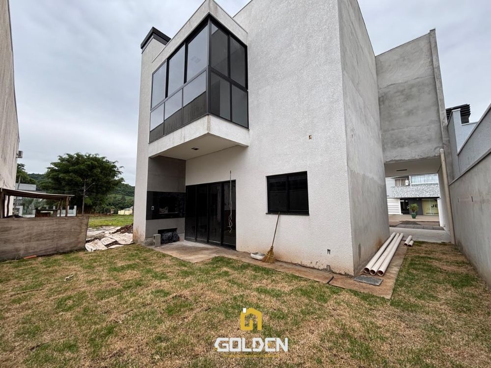 SOBRADO EM ÓTIMA LOCALIZAÇÃO NO BAIRRO JD. SEMINÁRIO