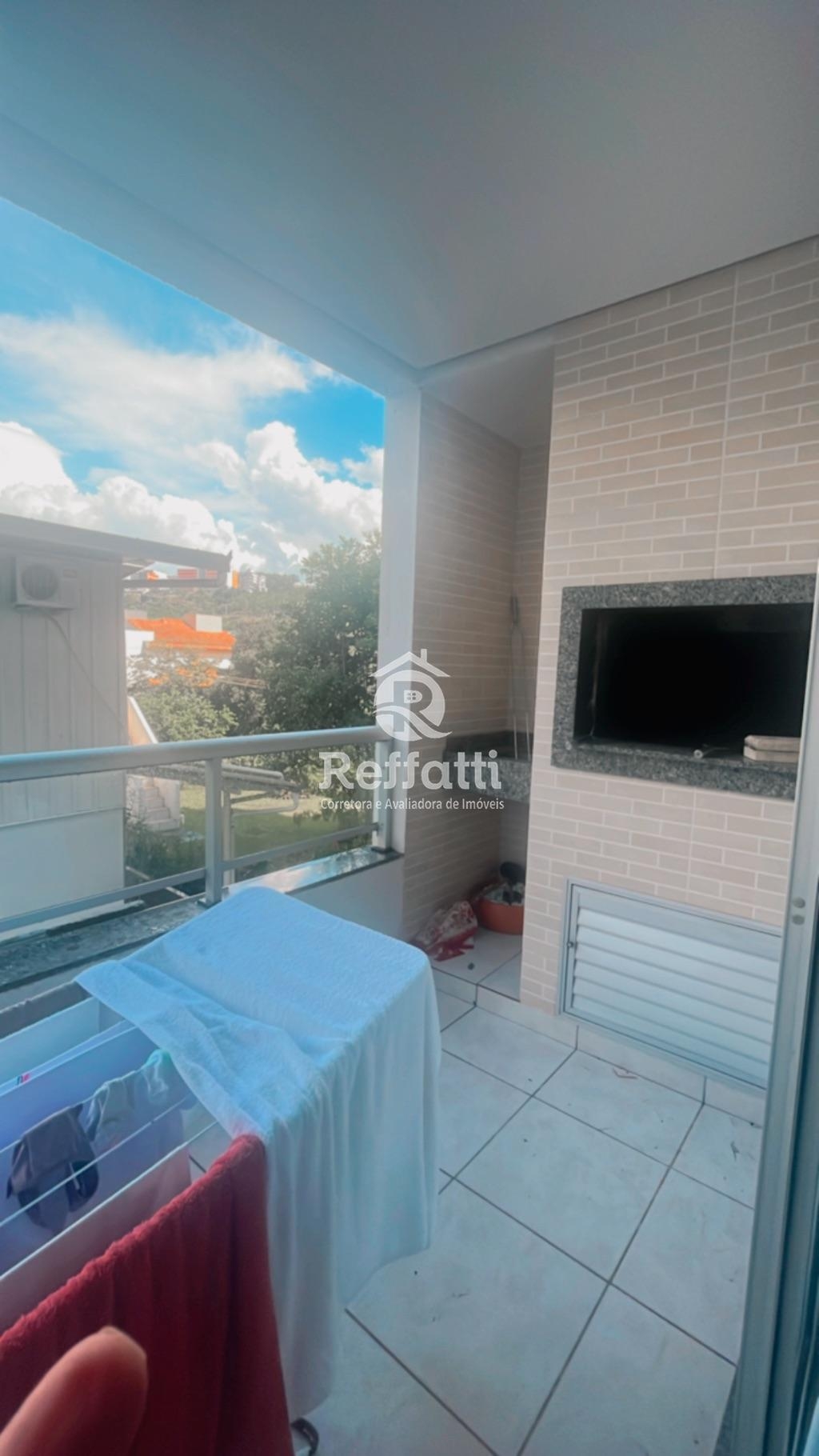 Vende-Se   Um lindo apartamento mobiliado, no primeiro andar, próximo a Unipar e