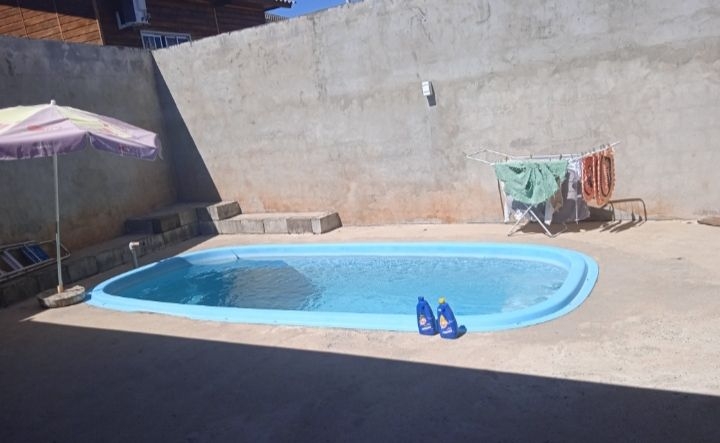Vende-se casa com piscina localizada Próximo ao CTG