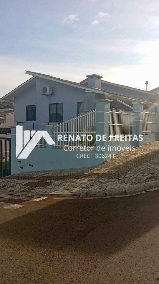 Belíssima casa de dois pisos 
