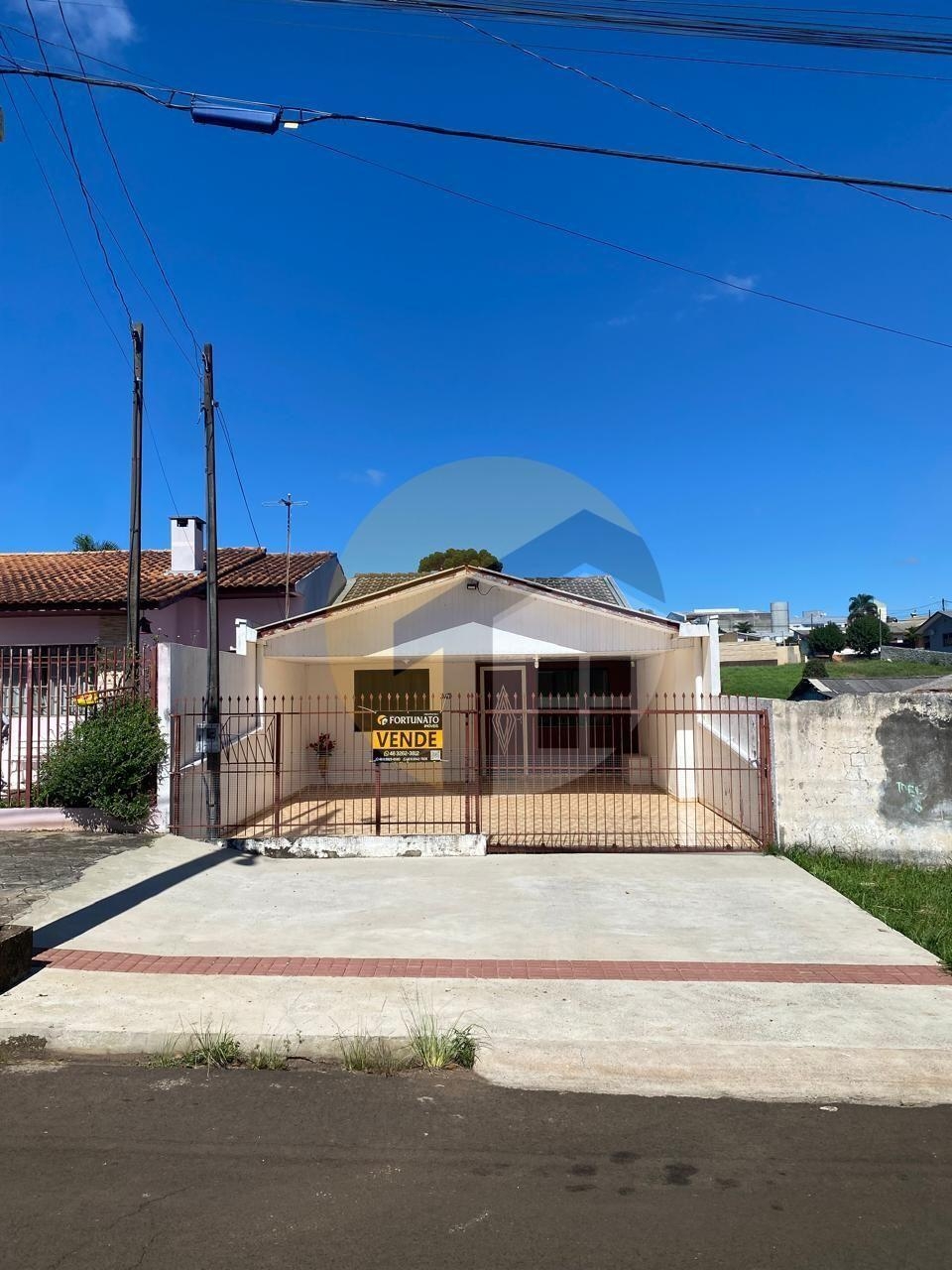 VENDE-SE CASA COM LOCALIZAÇÃO PRIVILEGIADA