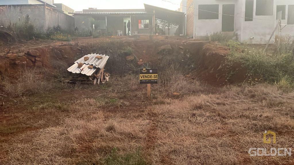 TERRENO COM CASA NO BAIRRO NOVO MUNDO