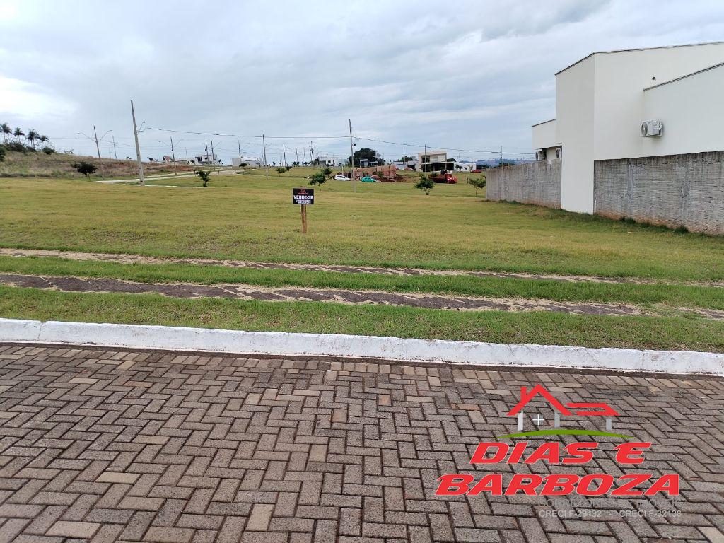 Lote de 420m, localizado no Loteamento Universitrio em Ampre. 