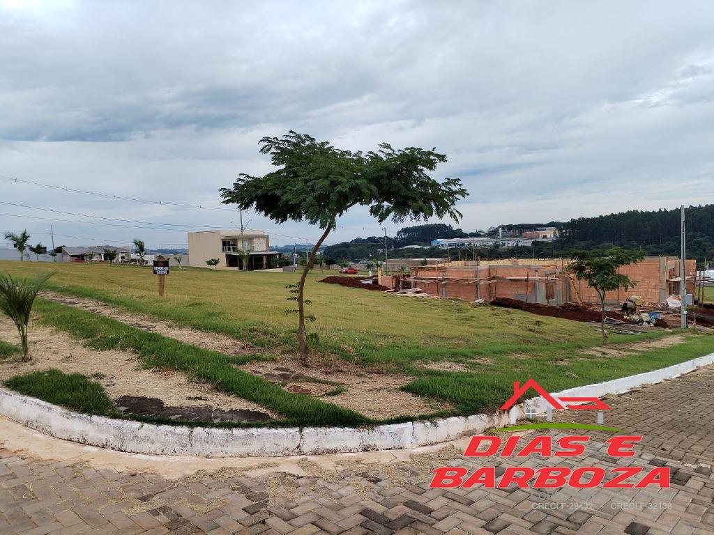 Lote de esquina com 420m, localizado no Loteamento Universitrio em Ampre. 