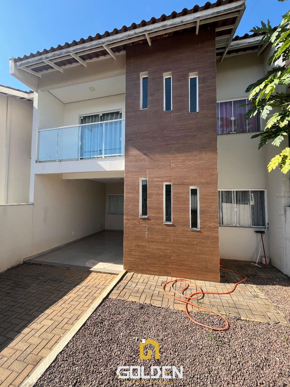 SOBRADO COM 03 QUARTOS E PREÇO IMPERDÍVEL