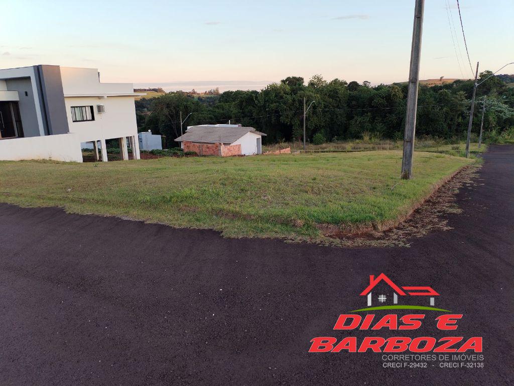 Lote de esquina com 494m, localizado no Loteamento Notvel em Ampre. 