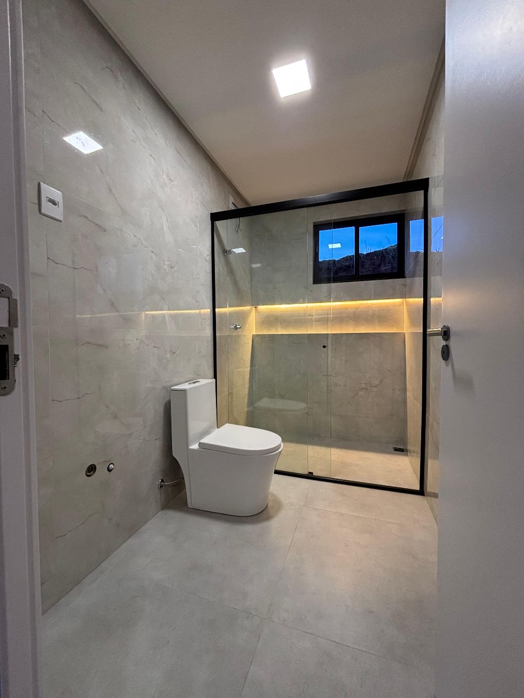 CASA DE ALTO PADRÃO E PROJETO MODERNO NO LOT. VILA MARINE