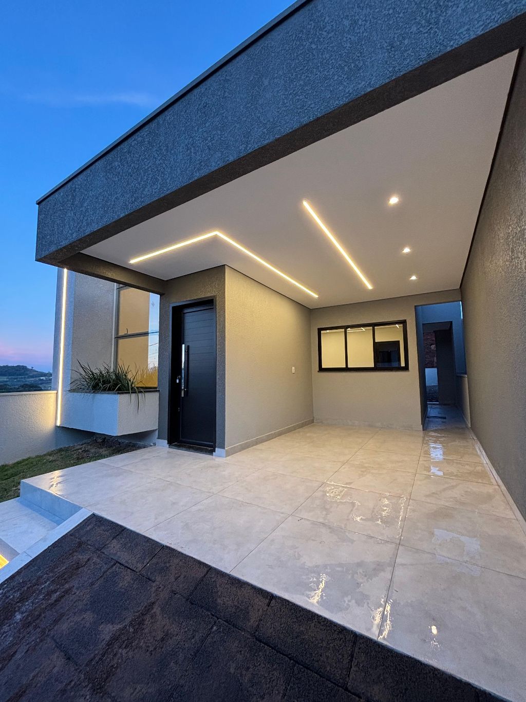 CASA DE ALTO PADRÃO E PROJETO MODERNO NO LOT. VILA MARINE