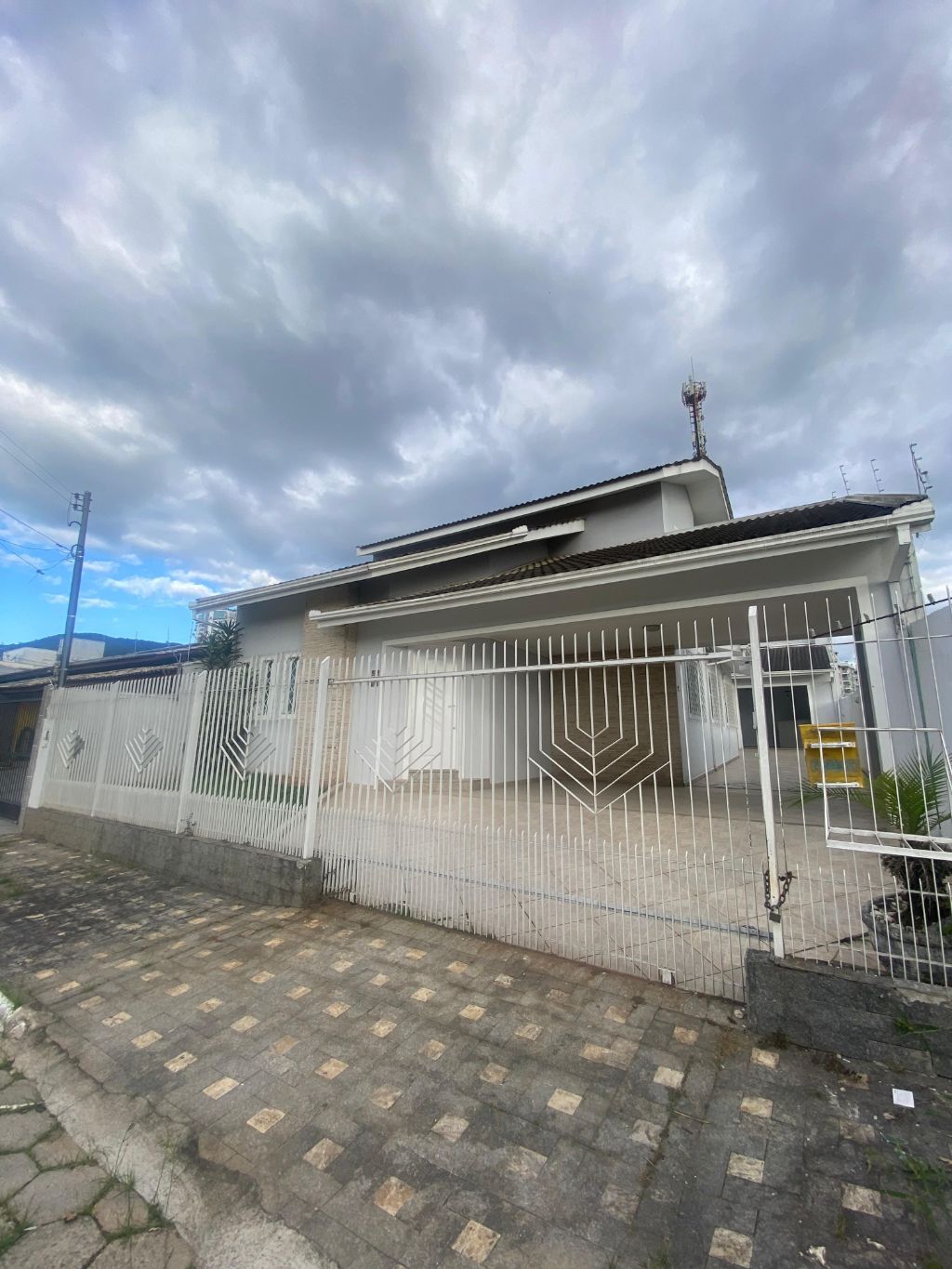 CASA COM BANHEIRA NO DOM BOSCO