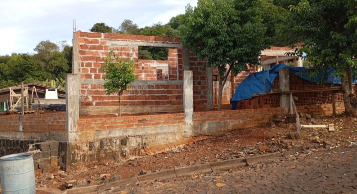 Vende-se Lote com casa começando a Construir Localizada no Bairro São Cristovão