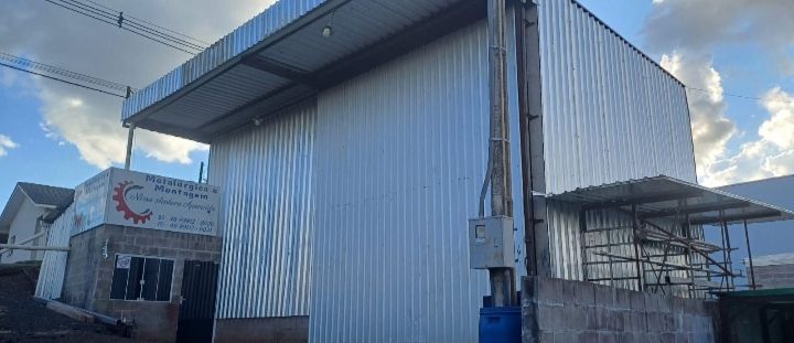 Vende-se Casa e Barracão Localizado no Bairro Nossa Senhora Aparecida.