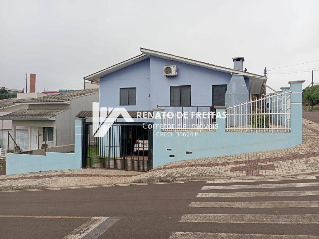 Belíssima casa de dois pisos 