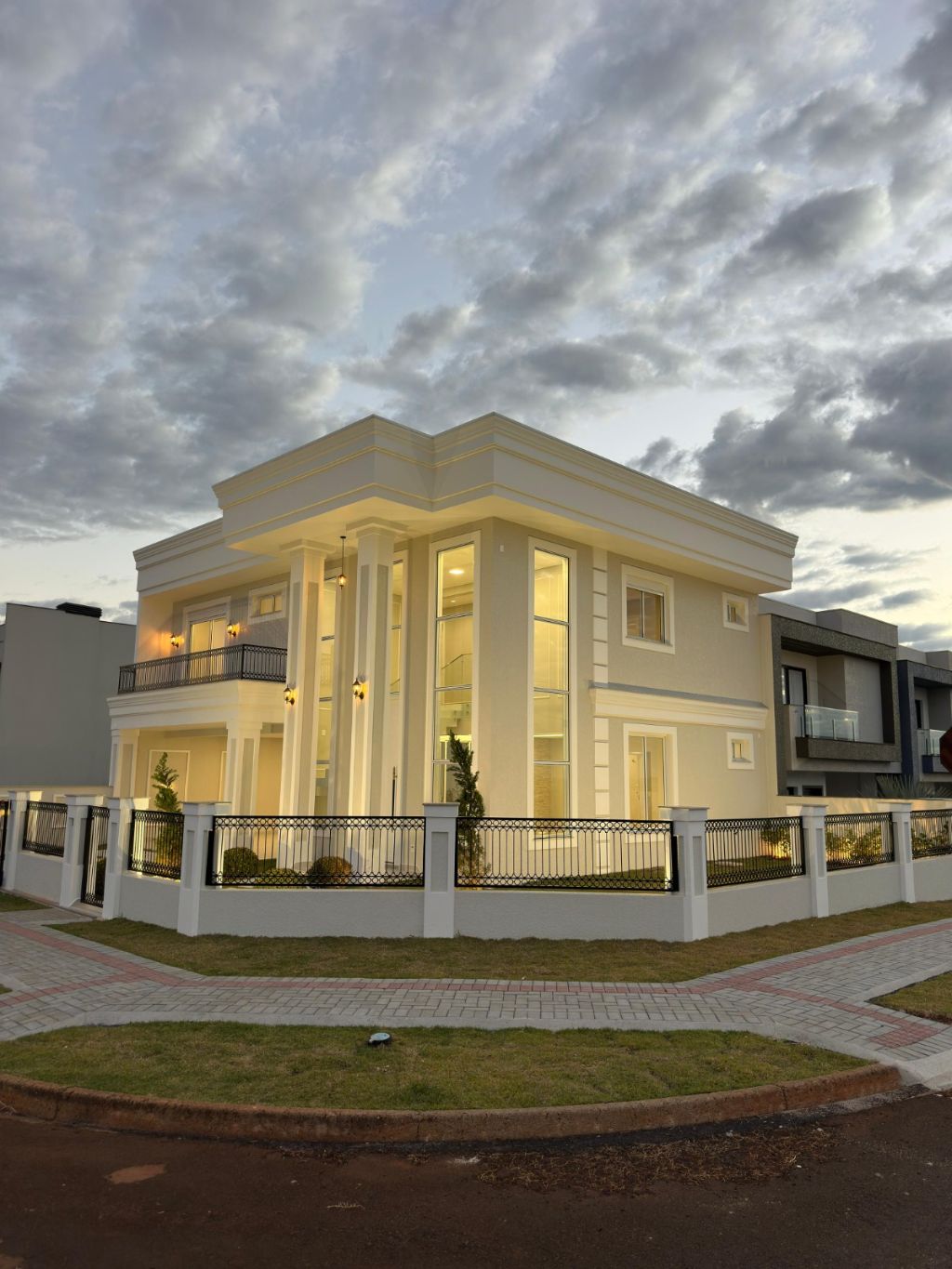 DUPLEX COM ARQUITETURA MODERNA