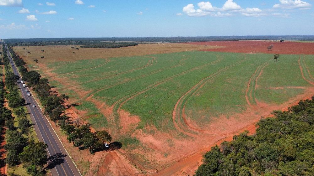 Área de 704 hectares a venda no asfalto, frente para Br 267