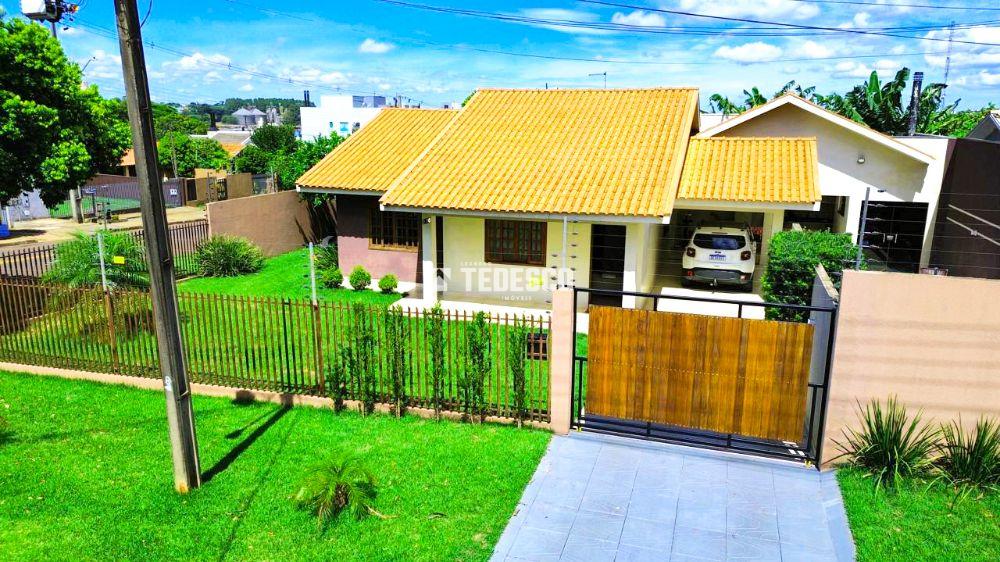 Bela Casa Semi Mobiliada e com Piscina à Venda na Vila Pioneira