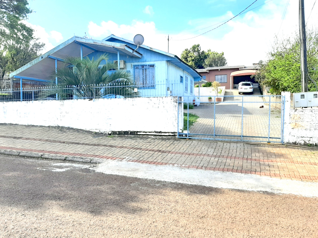 TERRENO COM DUAS CASAS NO BAIRRO CRISTO REI.