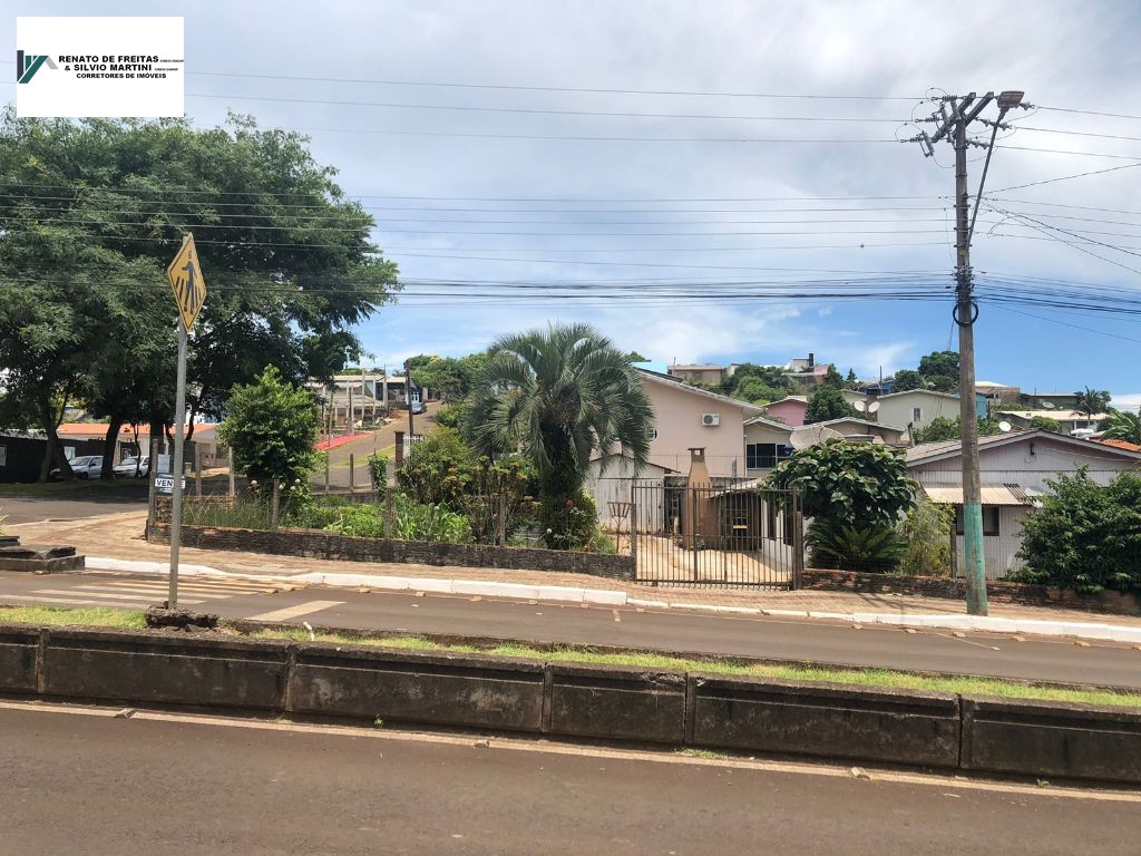 Casa de esquina com ótima localização à venda