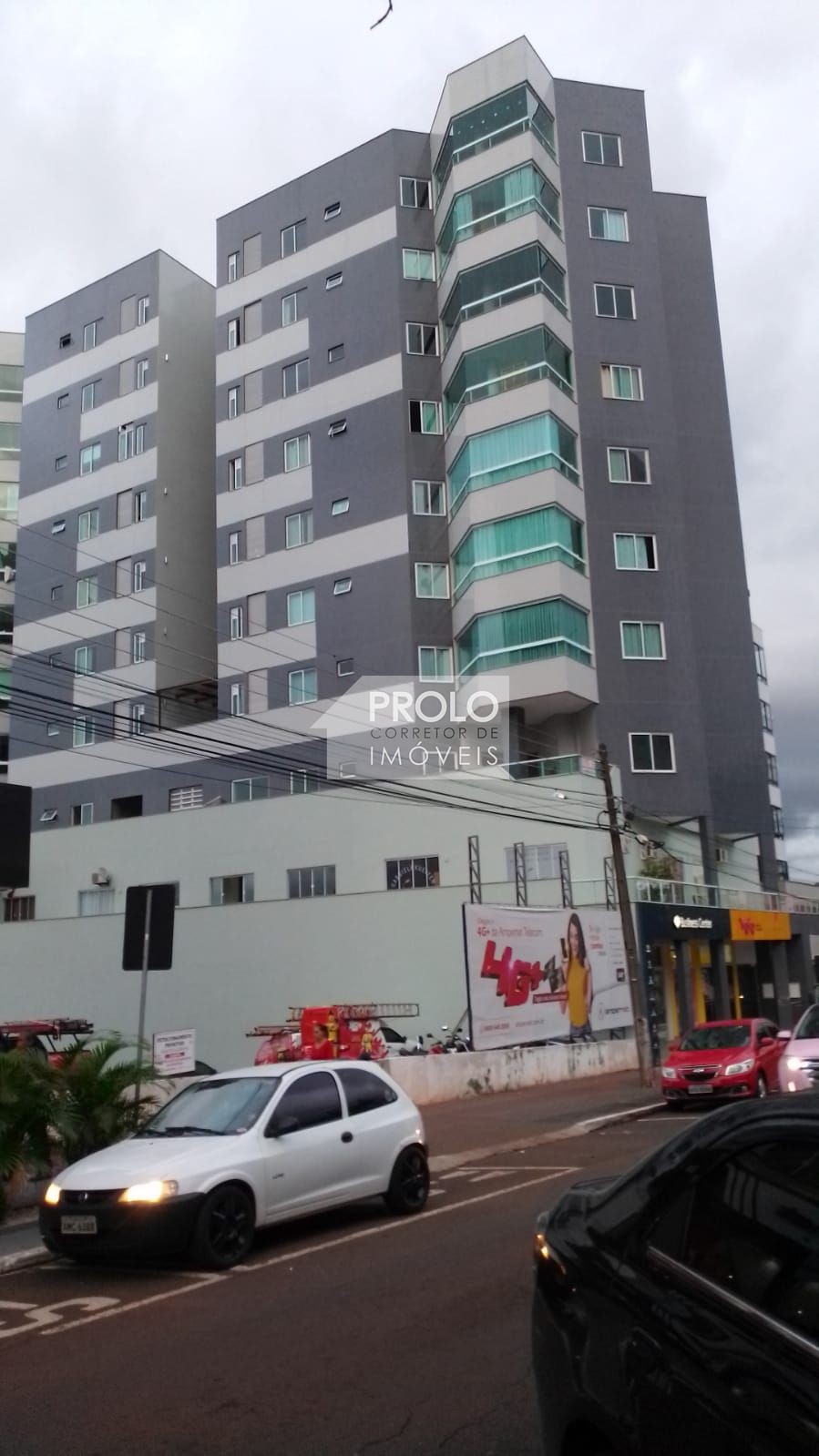 APARTAMENTO, OITAVO ANDAR, DE FRENTE PARA A AVENIDA. 