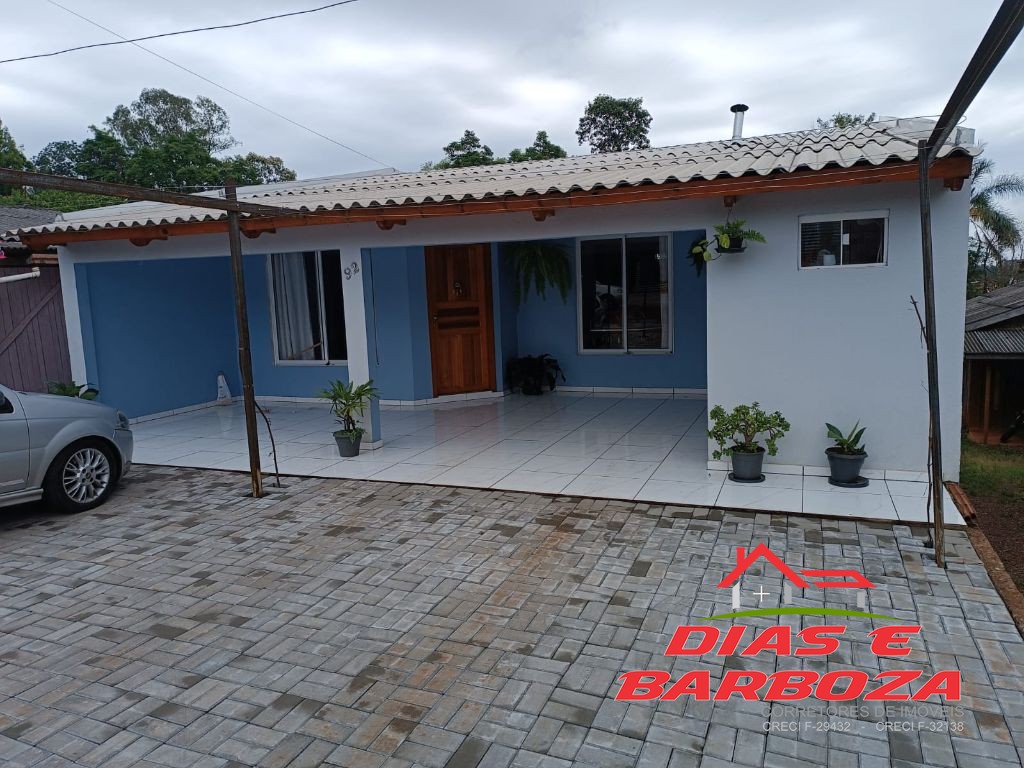 Lote de 429m com casa de alvenaria de 96m, mais poro. Localizado no bairro Co