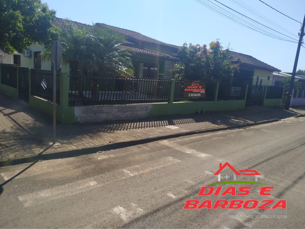 Lote de esquina com 262,5m, 2 casas, rea construda de 178m, localizado em Am