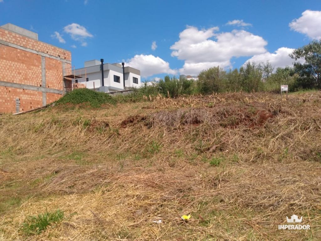 TERRENO DE ESQUINA NO BAIRRO FRARON