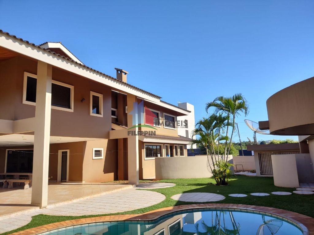 CASA COM PISCINA NO CENTRO DE MEDIANEIRA