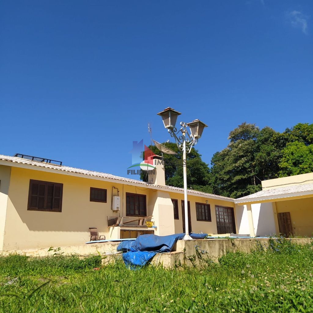 CASA COM 5 QUARTOS E PISCINA - CENTRO