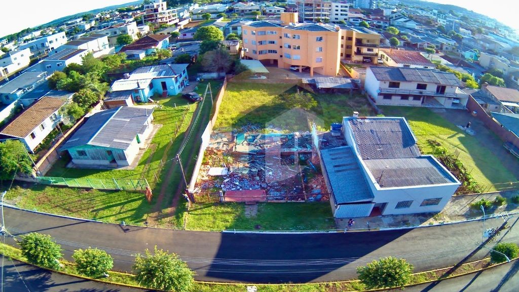 Vende-se terreno na Avenida Barão do Rio Branco.